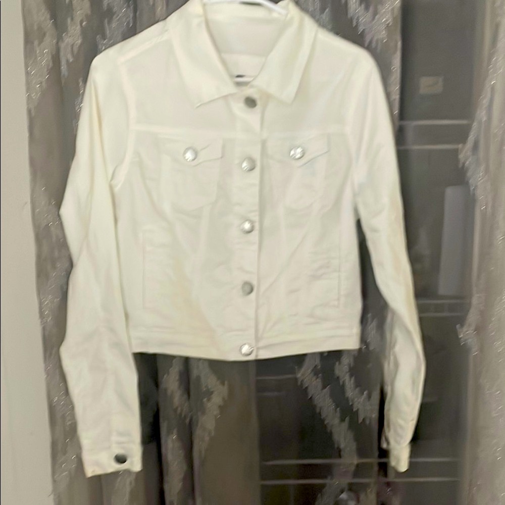 VIP White Tailored Jean Jacket
Juniors Large  NWT
Lightweight, very cute